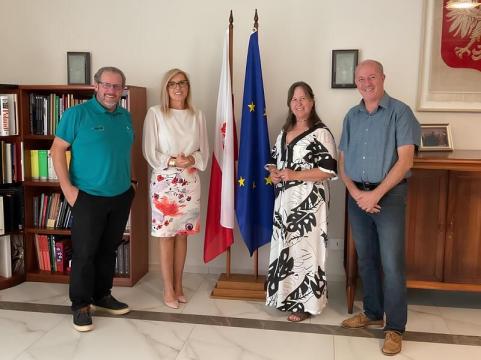 A cônsul-geral da Polônia, em Curitiba, Marta Olkowska, recebeu em seu gabinete os coordenadores do projeto Plante e Colha Saúde, Euclides Lara Cardozo Junior e Jair Kotz, acompanhados da superintendente do MDA, Leila Klenk