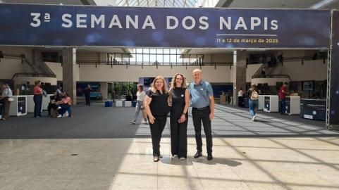 O professor doutor, Euclides Lara Cardozo Junior, (coordenador do projeto Plante e Colha Saúde e presidente da Sustentec); a professora doutora da UTFPR, Vânia de Cássia da Fonseca Burgardt e a química, Dayana Lubian (Apimate) durante o evento